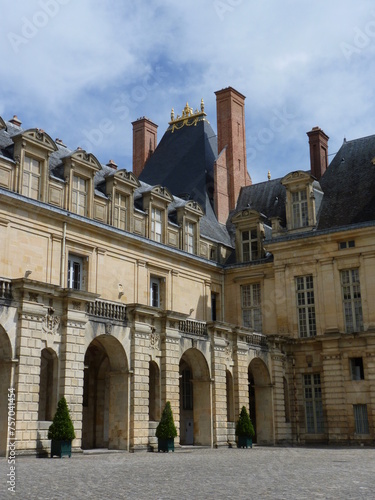 Fototapeta Naklejka Na Ścianę i Meble -  Extérieur du Château de Fontainebleau
