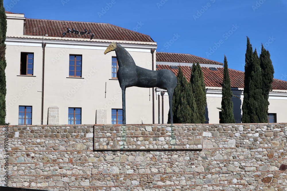 Benevento - Cavallo in bronzo con maschera d'oro di Mimmo Paladino sul muro dell'Hortus Conclusus