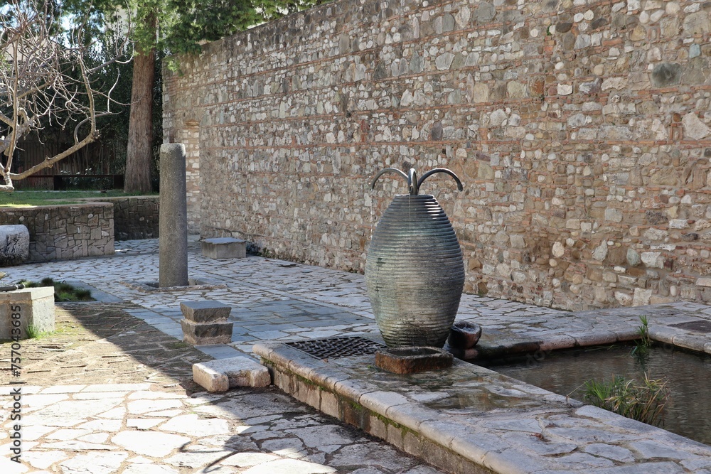 Benevento - Fontana con tre serpenti nell'Hortus Conclusus