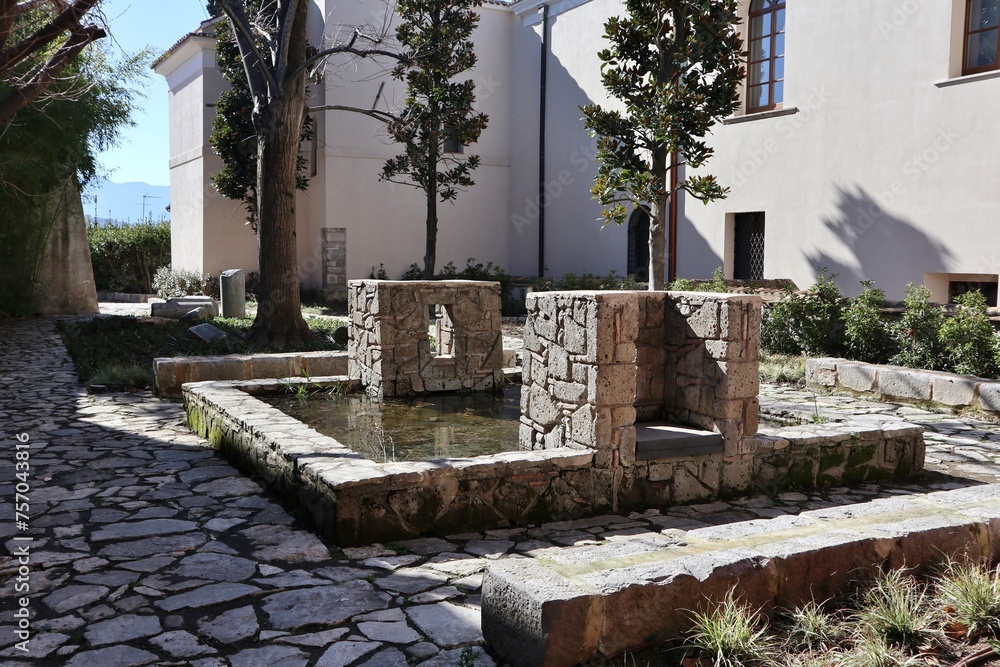 Benevento - Fontana in tufo nell'Hortus Conclusus