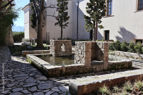 Obraz na płótnie Benevento - Fontana in tufo nell'Hortus Conclusus w salonie