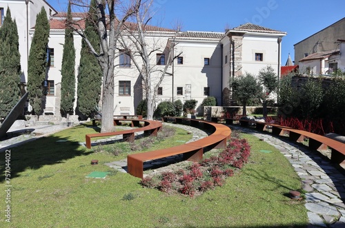 Obraz na płótnie Benevento - Panchine in acciaio Corten all'Hortus Conclusus w salonie