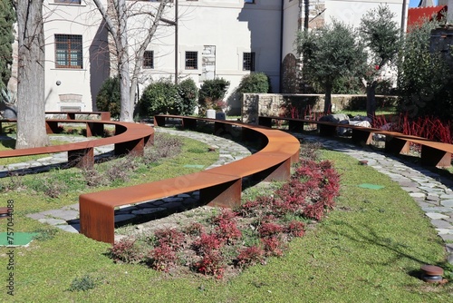 Obraz na płótnie Benevento - Panchine in acciaio Corten nei giardini dell'Hortus Conclusus w salonie