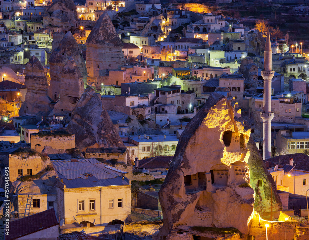 Stadtansicht mit Minarett von Göreme bei Nacht, Kappadokien, Anatolien, Türkei