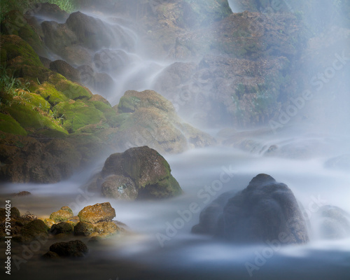 Steine im Kursunlu Wasserfall, Antalya, Türkei photo