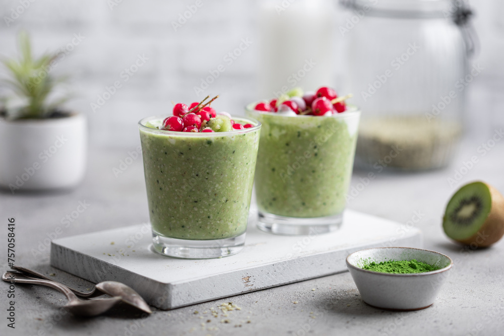 porridge avoine chia matcha au yaourt et fruits frais groseilles kiwi porridge avoine chia matcha au yaourt et fruits frais groseilles kiwi