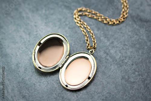 Vintage 1970s, 14Ct Gold Filled, Ornate Filigree Floral, Rose, 2 Photos Oval Locket Pendant Necklace