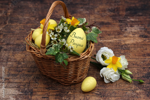 Biglietto d'auguri Buona Pasqua. Cesto pasquale decorativo con uova di Pasqua, fiori e il testo Buona Pasqua. photo