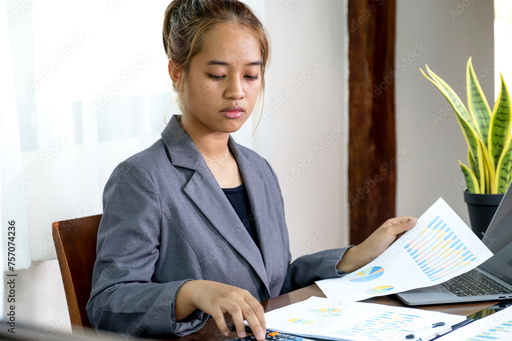 Φωτογραφία Businesswomen bookkeepers use a hand-held laptop to analyze the graph to set challenging business goals and be ready to achieve targets at home office