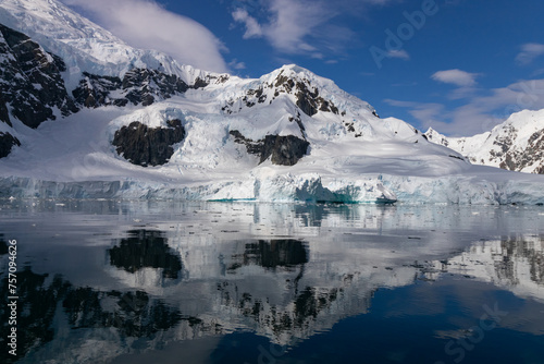 Paradise bay en Antarctique avec un ciel bien dégagé © Jeremy