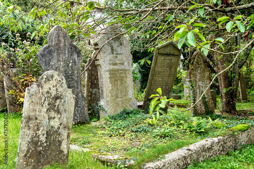Stark verwitterte Grabsteine auf einem Kirchfriedhof  in Cornwall