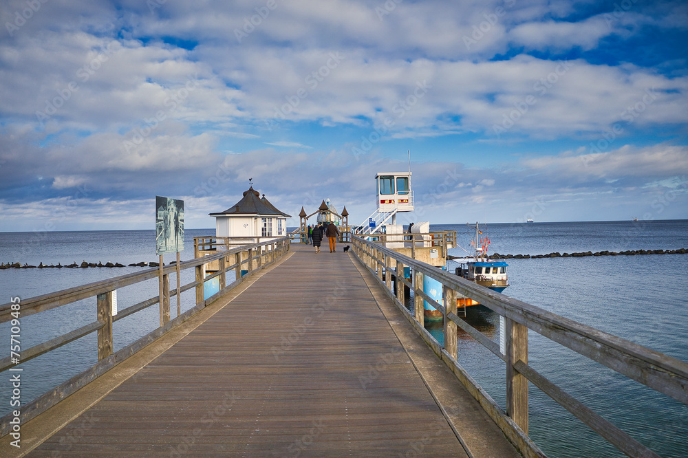 Obraz premium Touristen auf der Seebrücke Sellin an der Ostsee, Ostseebad Sellin auf der Insel Rügen, Mecklenburg Vorpommern, Deutschland