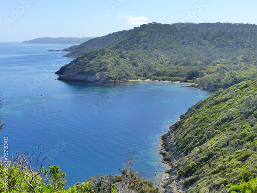 Paysage naturel au Parc national de Port-Cros avec mer et montagne