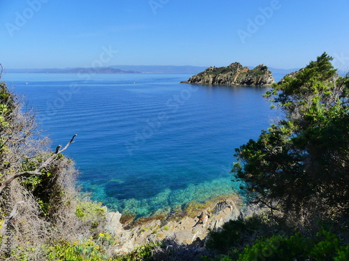 Paysage naturel au Parc national de Port-Cros avec mer et montagne © Cyndie