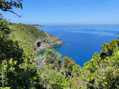 Paysage naturel au Parc national de Port-Cros avec mer et montagne