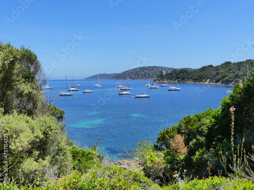 Paysage naturel au Parc national de Port-Cros avec mer et bateaux