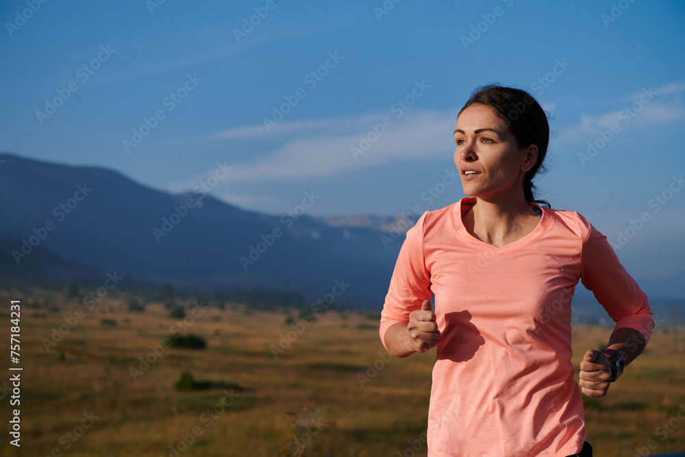 Obraz premium Determined Dawn: Confident and Motivated Athlete Embarks on Sunrise Run.