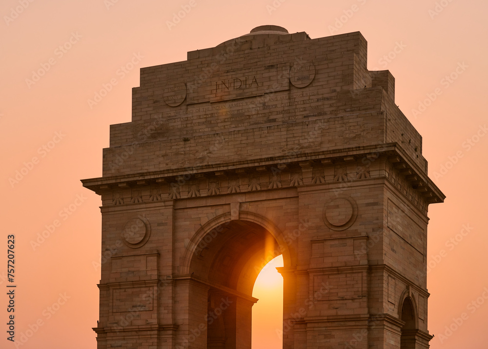 India Gate landmark at glorious sunset, war memorial in New Delhi near Kartavya path, All India War Memorial to indian army soldiers who died in First World War, landmark made from red sandstone - obrazy, fototapety, plakaty 