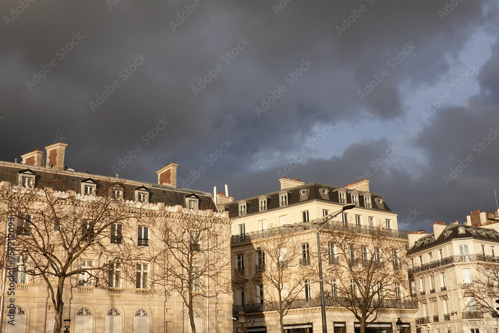 Immeubles en pierre de taille à Paris sur les Champs-Elysées