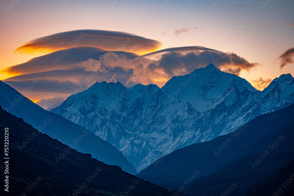 Obraz premium Lenticular Clouds at Dusk Over the Langtang Himalayas on the Trek from Lama Hotel to Mundu, Nepal