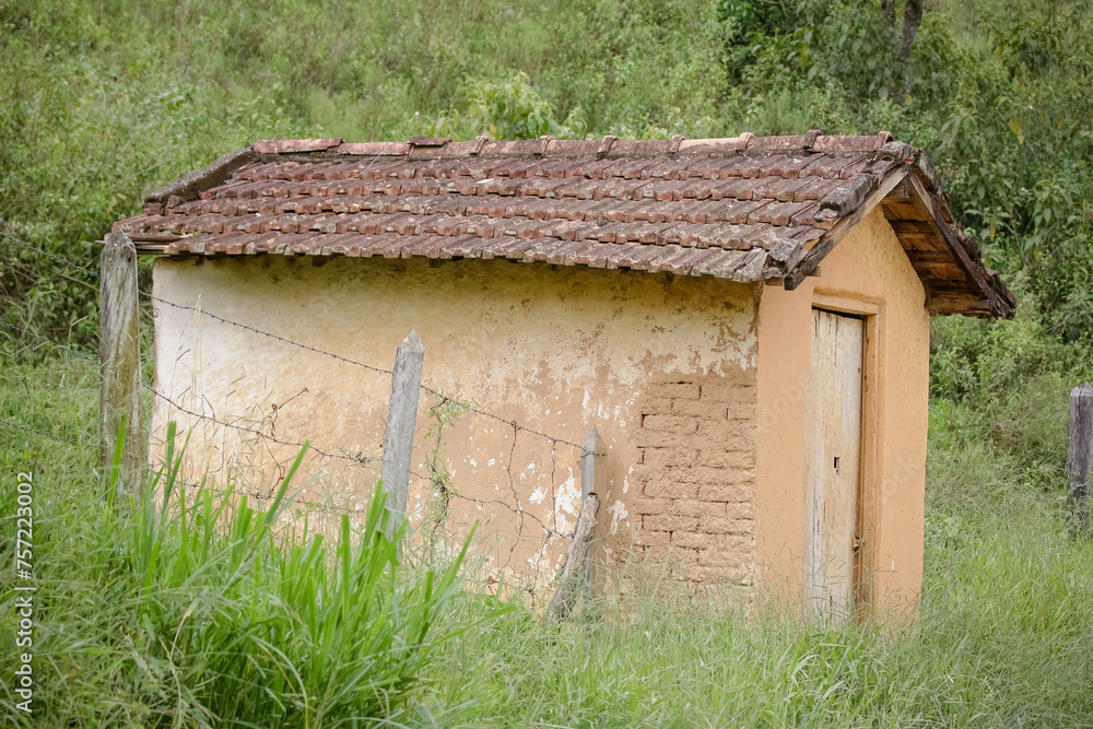 Casa de tijolo na fazenda com fundo isolado de natureza. Casa de tijolo na fazenda com fundo isolado de natureza.