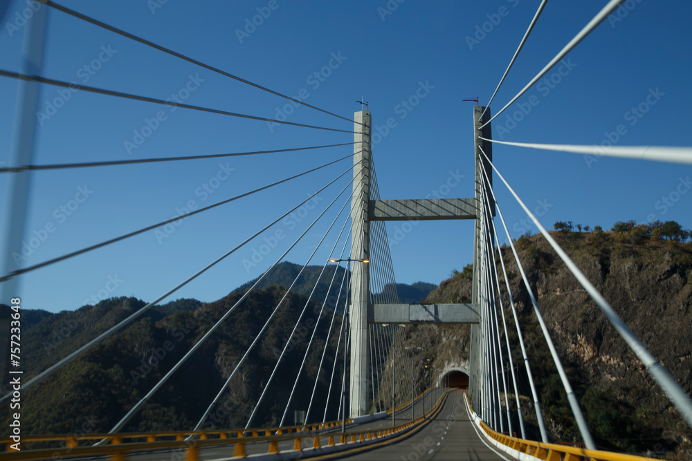 Puente Baluarte, el más alto del mundo, construcción atirantada de ingeniería moderna. De fondo la Sierra de Durango. Formaciones rocosas de la naturaleza, Orografía de Mexico. Semidesierto.