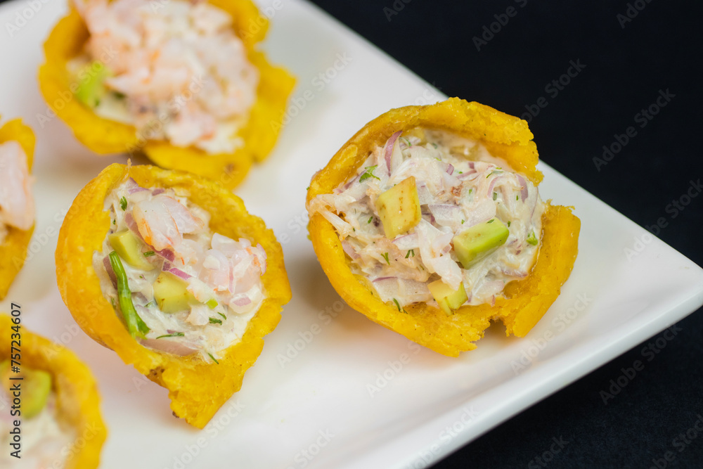 Canastas de plátano rellenas con ensalada de camarón y aguacate Canastas de plátano rellenas con ensalada de camarón y aguacate