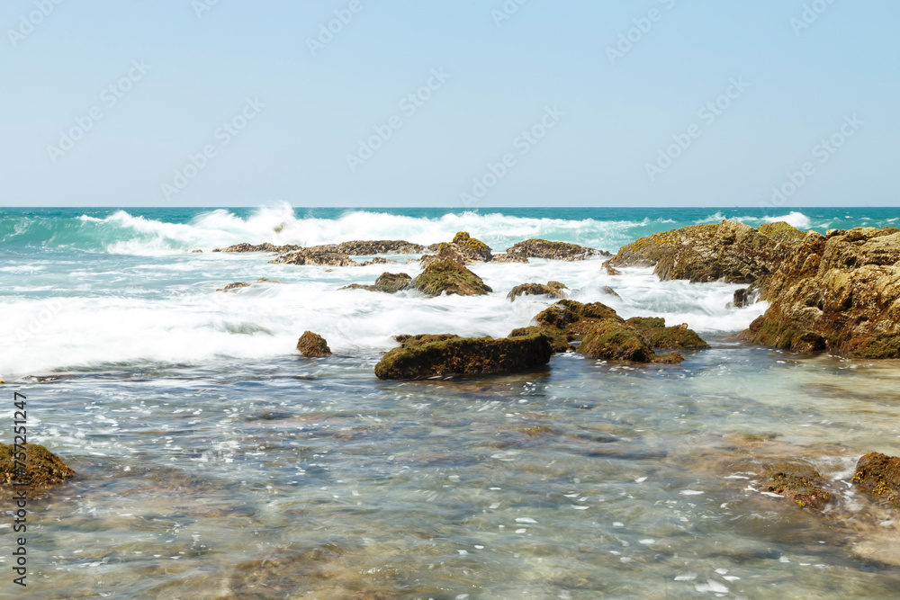 Playa soleada con piedras y olas rompiendose en las rocas. Mazatlan ...