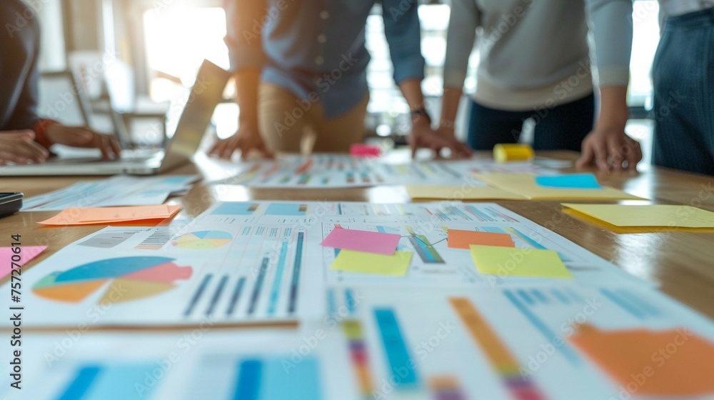 Obraz premium Strategic Business Brainstorming: Analyzing Charts and Documents for Effective Decision-Making