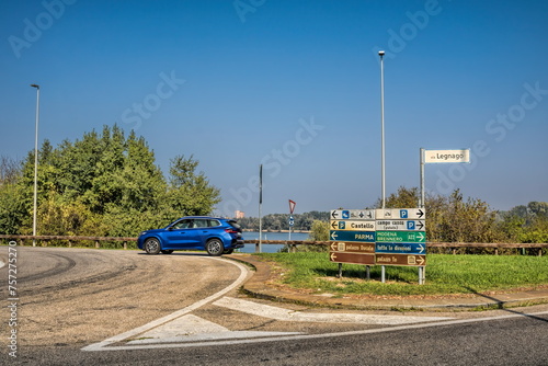 Obraz na płótnie mantua, italien - straßenkreuzung mit schilder am stadteingang w salonie