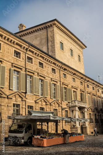 mantua, italien - palazzo canossa an der gleichnamigen piazza