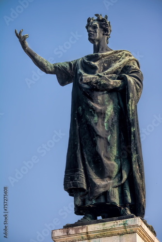 Obraz na płótnie mantua, italien - statue des lateinischen dichters vergil w salonie