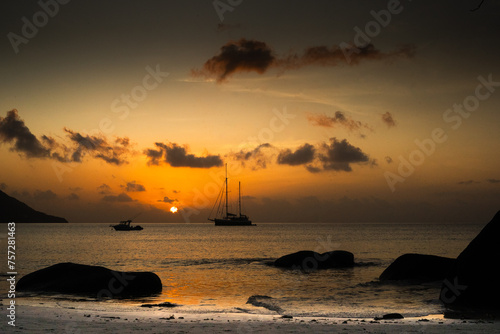 Coucher de soleil plage seychelles