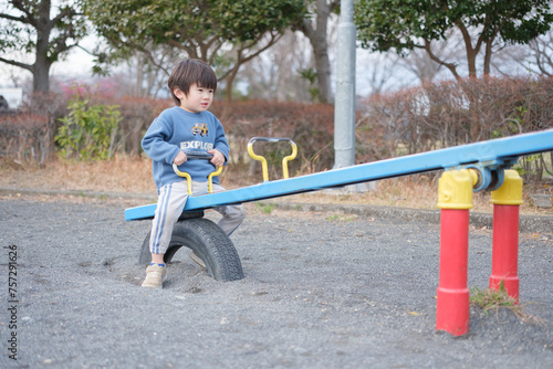 シーソーで遊ぶ男の子