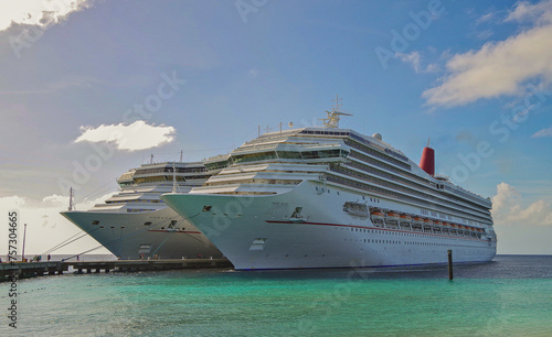 Family Caribbean cruising to tropical white sandy beaches islands paradise with modern cruiseship cruise ship liner, palm trees and turqouise water © Tamme