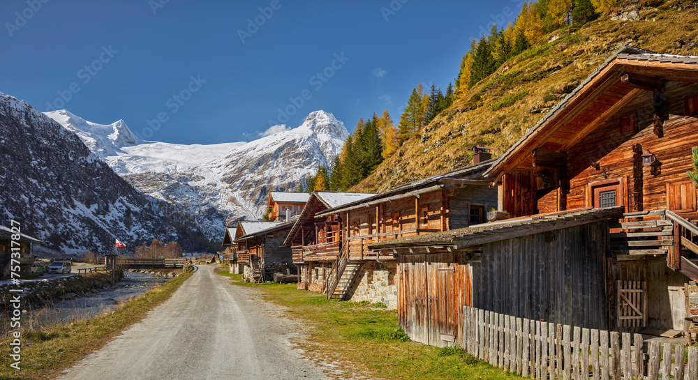 alte Holzhäuser, Großvenediger Gruppe, Innergschlöß, Osttirol, Tirol, Österreich