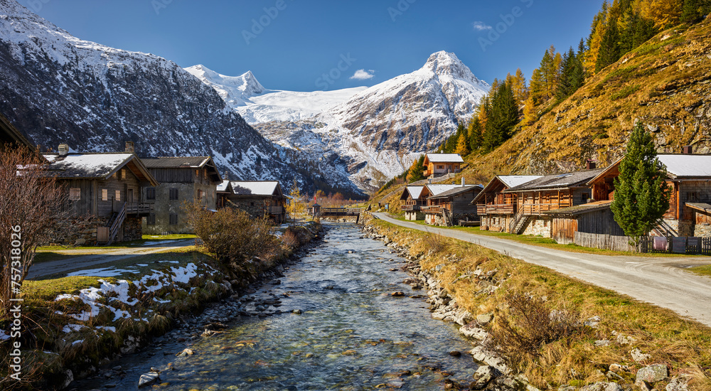 Fototapeta premium alte Holzhäuser, Großvenediger Gruppe, Innergschlöß, Osttirol, Tirol, Österreich