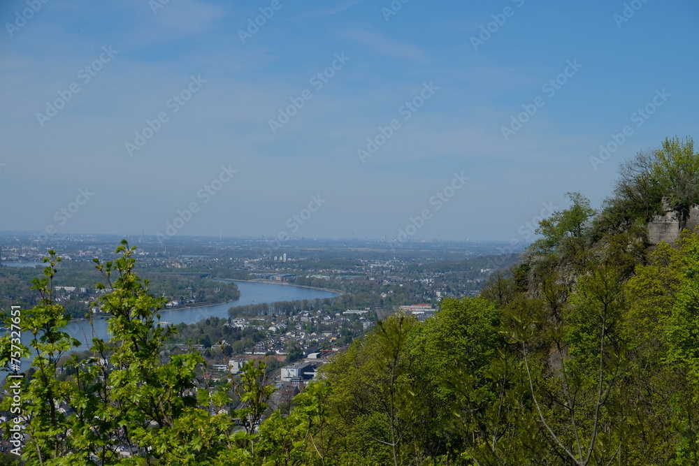 FU 2022-04-18 Drachenfels 115 Blick über eine Landschaft mit Fluss
