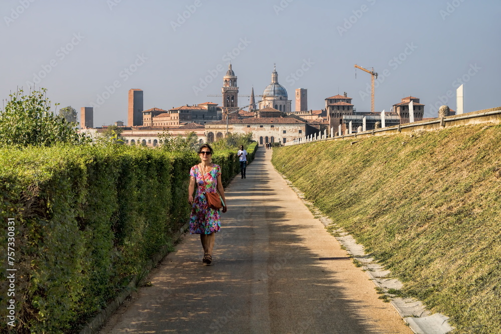 mantua, italien - via legnago mit panorama der altstadt