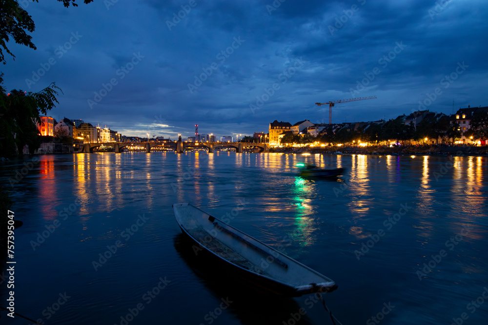 Nacht an der Rheinfähre in Basel - Stadtbild mit Licher und Spiegelungen im Wasser.