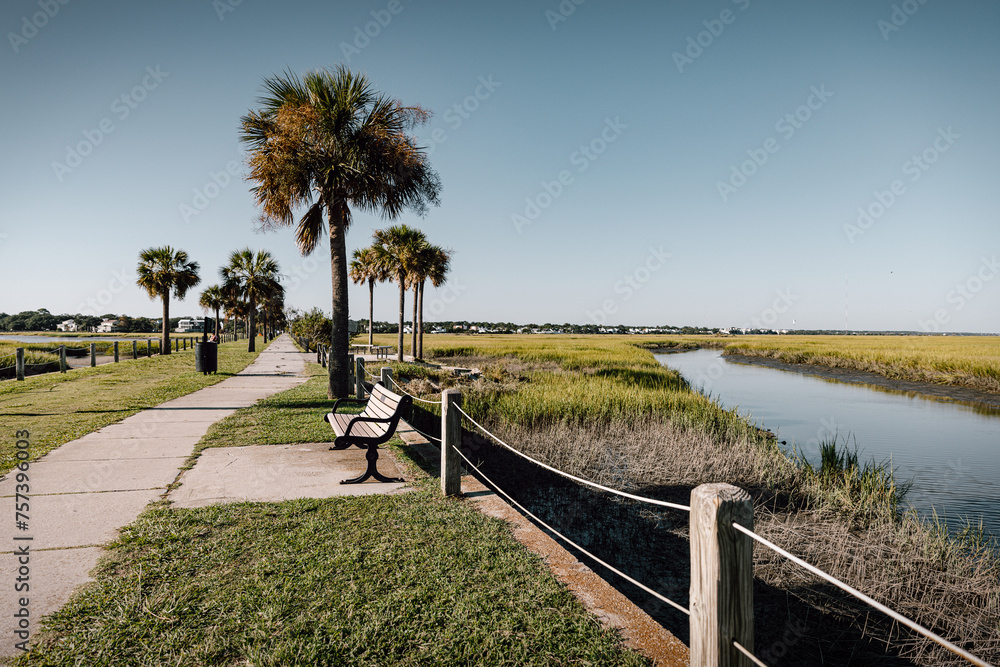 Obraz premium Walk along the water in Pitt Street Park in Mount Pleasant, South Carolina