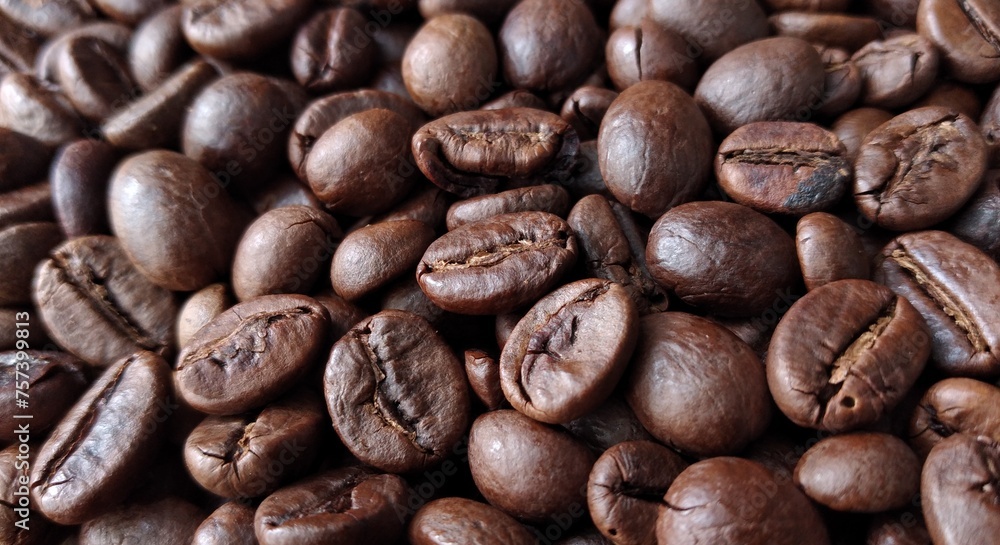 Naklejka premium Coffee beans background. Close up of roasted coffee beans.