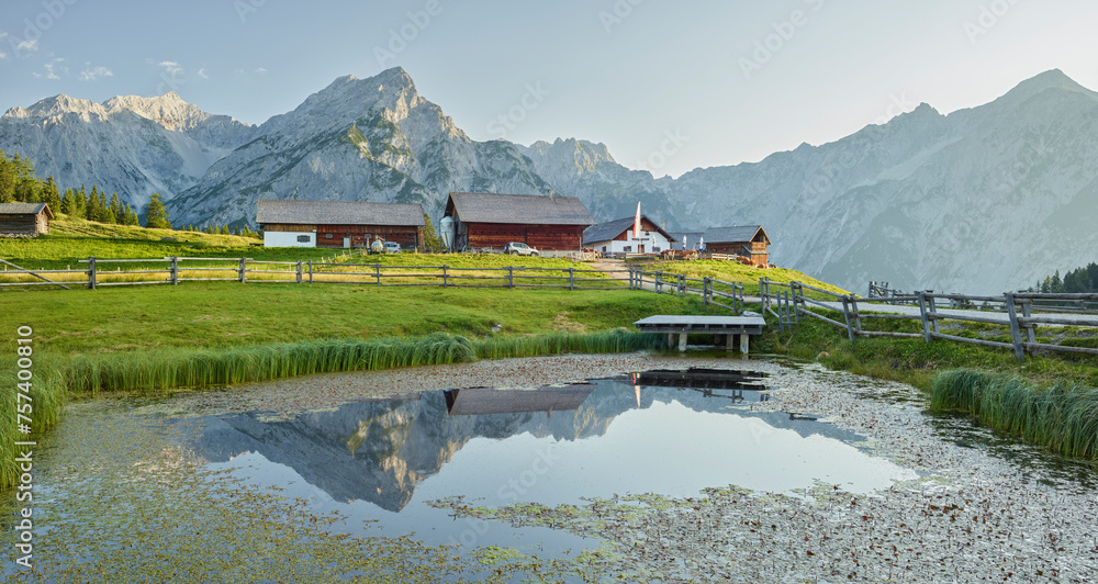 Obraz premium Teich auf der Walderalm, Huderbankspitze, Gnadenwald, Karwendel, Tirol, Österreich