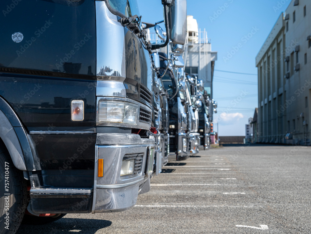 並んで停車している日本の大型トラック StockFoto Adobe Stock