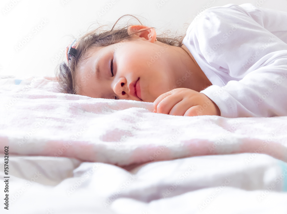Rostro de hermosa bebe durmiendo tiernamente sobre su cama Rostro de hermosa bebe durmiendo tiernamente sobre su cama