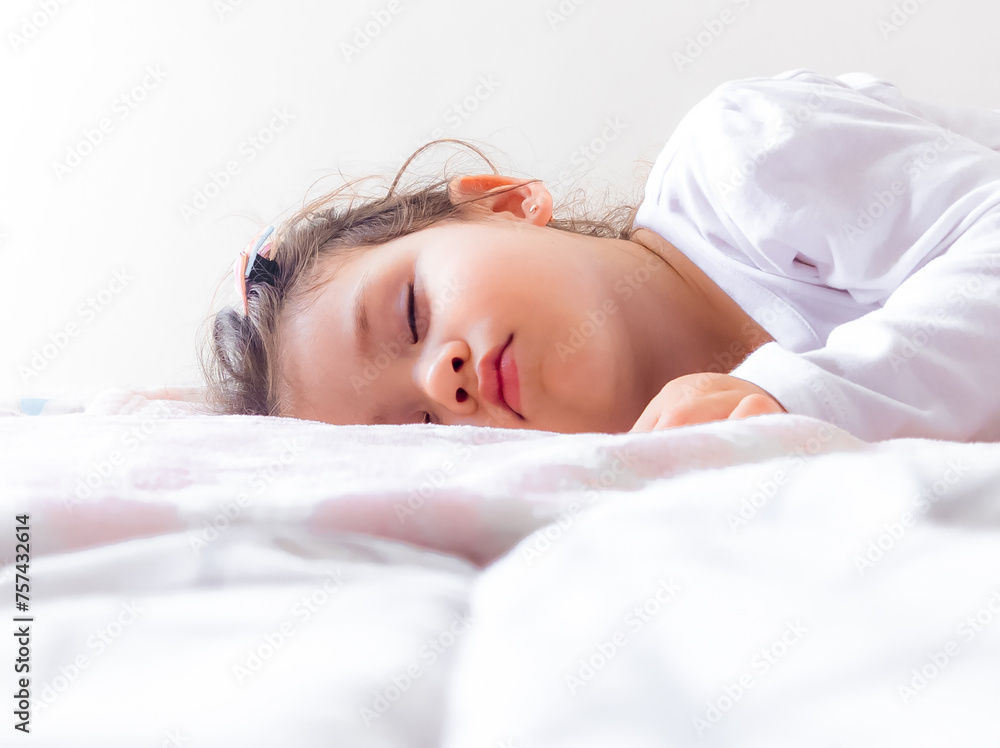 Rostro de hermosa bebe durmiendo tiernamente sobre su cama Rostro de hermosa bebe durmiendo tiernamente sobre su cama