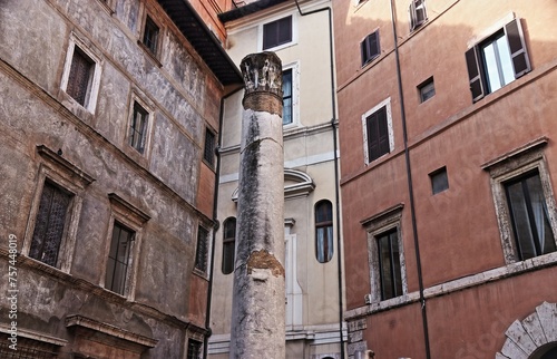 Antica architettura urbana in Via della Cuccagna a Roma