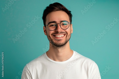 A man with glasses is smiling and wearing a white shirt © Juan Hernandez
