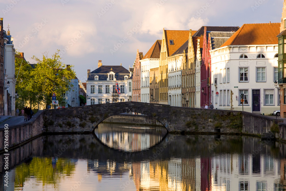 Fototapeta premium Centre ville de Bruges en Belgique avec vue sur un canal
