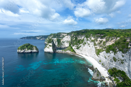 Landscape of sunny day with turquoise ocean, blue sky and mountains. View of Diamond beach, Nusa Penida, Bali island, Indonesia. Wallpaper background. Natural scenery.